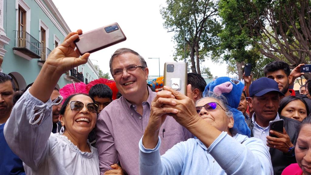 Marcelo Ebrard se gana y conquista a los tlaxcaltecas